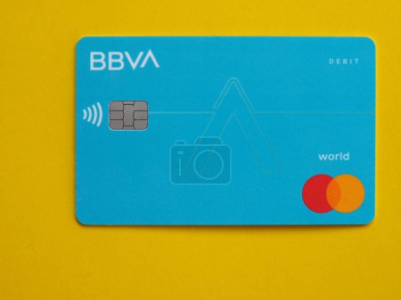 Téléchargez les photos : MILAN, ITALIE - 28 OCTOBRE 2023 : BBVA Banco Bilbao Vizcaya Argentaria MasterCard Carte de débit - en image libre de droit