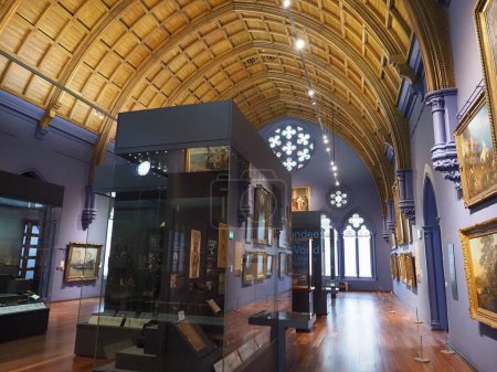 Foto de DUNDEE, Reino Unido - 12 de septiembre de 2023: La galería de arte e interior del museo McManus Dundee - Imagen libre de derechos