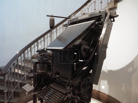 Téléchargez les photos : DUNDEE, RU - 12 SEPTEMBRE 2023 : Machine de composition intertype pour l'impression, début du 20ème siècle, au musée McManus - en image libre de droit