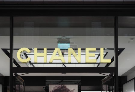 Foto de LONDRES, Reino Unido - 07 DE JUNIO DE 2023: Señal de tienda Chanel - Imagen libre de derechos