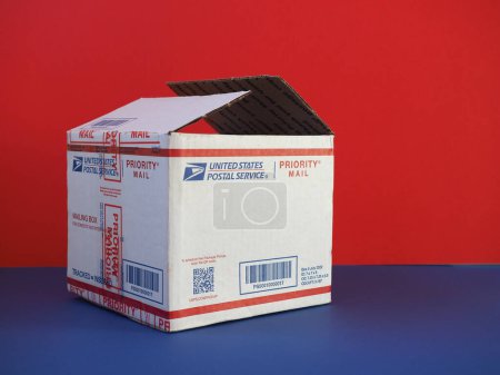 Foto de WASHINGTON, EE.UU. - 06 DE NOVIEMBRE DE 2023: USPS United States Postal Service parcel - Imagen libre de derechos