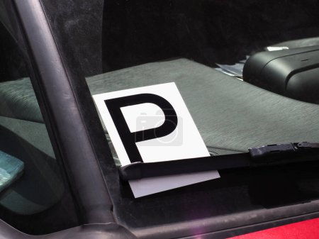 P-Kennzeichen Aufkleber mit einem großen Buchstaben P auf einem Fahrzeug angebracht, um anzuzeigen, dass der Fahrer einen vorläufigen oder vorläufigen Führerschein hat
