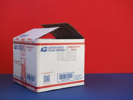 Foto de WASHINGTON, EE.UU. - 06 DE NOVIEMBRE DE 2023: USPS United States Postal Service parcel - Imagen libre de derechos
