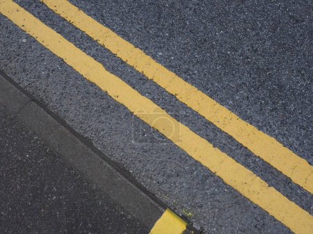 Foto de Línea amarilla doble ninguna señal de marcado de carretera de estacionamiento - Imagen libre de derechos