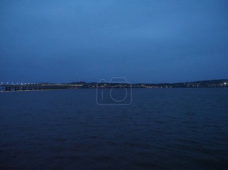 Stadt Newport am Tay von Dundee aus gesehen bei Nacht