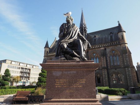 Téléchargez les photos : Statue de Robert Burns par le sculpteur John Steell vers 1880 à Dundee, Royaume-Uni - en image libre de droit
