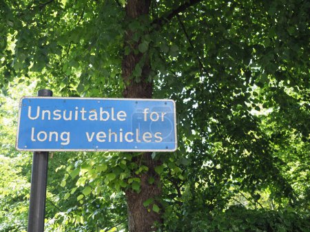 Téléchargez les photos : Inadapté pour les véhicules longs panneau de signalisation bleu - en image libre de droit