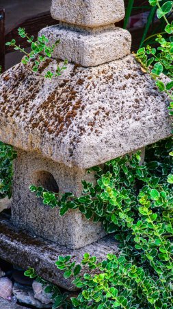 Téléchargez les photos : Décorations de jardin en pierres et sculptures en pierre parmi de beaux verts. - en image libre de droit