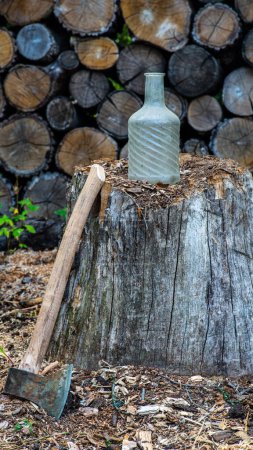 Téléchargez les photos : Abattage du bois avec un coin et un marteau fendus - en image libre de droit