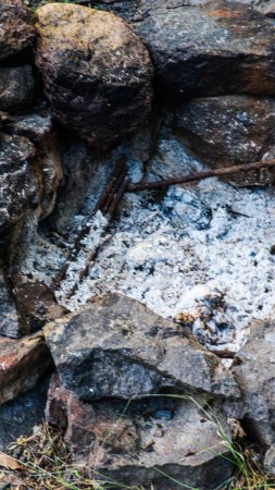 Foto de Barbacoa chimenea en el bosque con piedras y cenizas - Imagen libre de derechos