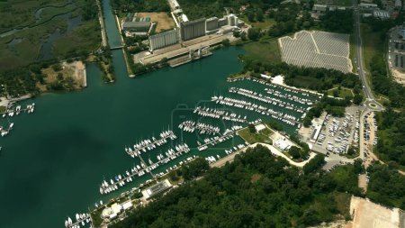 Luftaufnahme des Yachthafens und des Solarparks in Monfalcone