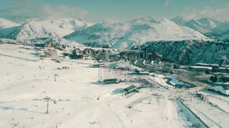 Luftaufnahme des überfüllten Skigebiets Alpe dHuez