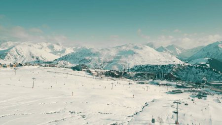 Malerische Luftaufnahme der überfüllten Alpe dHuez
