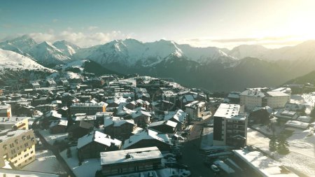 Vista aérea de hoteles y chalets de Alpe dHuez