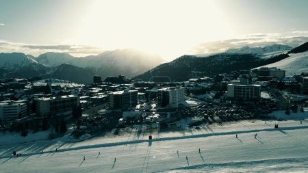 Luftaufnahme der alpinen Skipiste und Hotels