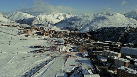 Luftaufnahme des Skigebiets Alpe dHuez