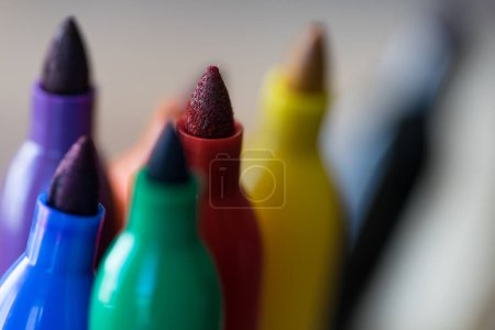 Foto de Las puntas coloridas del bolígrafo Sharpie se cierran en una cesta en el trabajo - Imagen libre de derechos