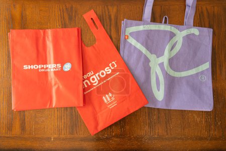 Foto de 6 abril 2023 - Calgary Alberta Canadá - store chain reusabel bags - Imagen libre de derechos