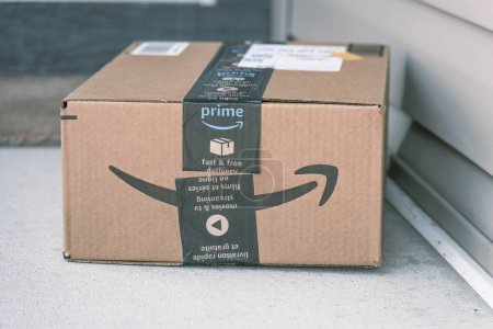 Foto de 19 mayo 2023 - Calgary Alberta Canadá - Amazon delivery packages on doorstep - Imagen libre de derechos