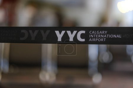 Téléchargez les photos : 7 juillet 2023 - Calgary Alberta Canada - Barrière de ceinture rétractable à l'aéroport - en image libre de droit