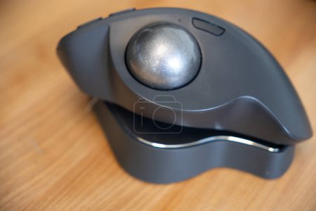 Foto de Ordenador ratón Trackball en escritorio de oficina - Imagen libre de derechos