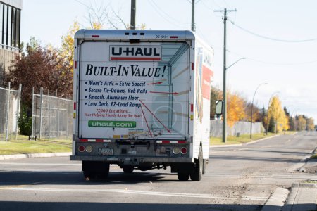 Téléchargez les photos : U Haul camion de location sur la rue Calgary - en image libre de droit