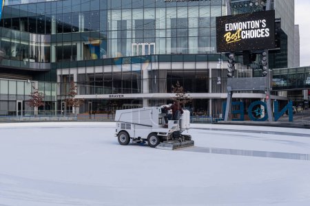 Téléchargez les photos : 16 décembre 2023 - Edmonton alberta Canada - Zamboni Resurfaçage des glaces - en image libre de droit