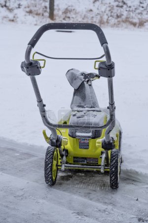 Téléchargez les photos : Souffleuse à neige sur l'allée pour dégager la neige - en image libre de droit