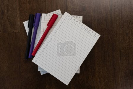 Papier coussinets d'écriture avec stylos colorés