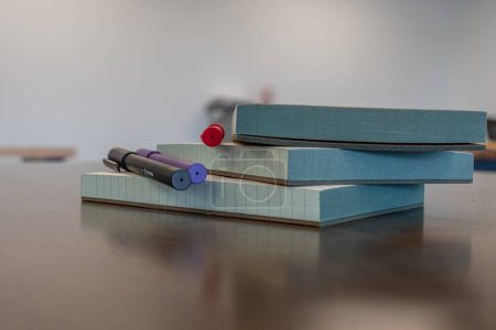 Papier coussinets d'écriture avec stylos colorés