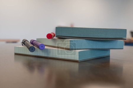 Téléchargez les photos : Papier coussinets d'écriture avec stylos colorés - en image libre de droit