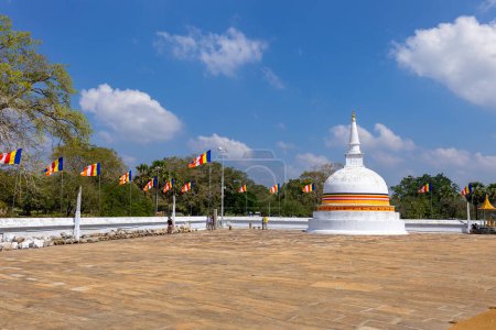 Foto de Ruwanweliseya Dagoba budista estupa sitio turístico y de peregrinación. Anuradhapura, Sri Lanka. - Imagen libre de derechos