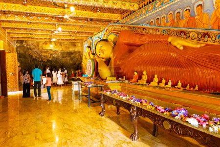 Téléchargez les photos : Ruwanweliseya Dagoba bouddhiste stupa site touristique et de pèlerinage. Anuradhapura, Sri Lanka. - en image libre de droit