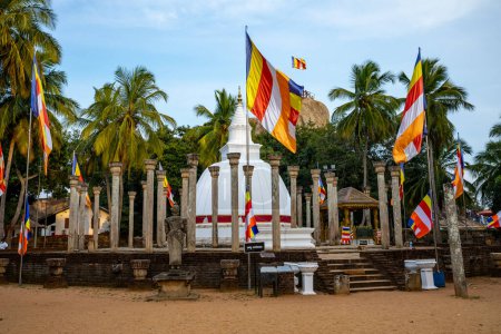 Téléchargez les photos : Temple bouddhiste à Mihintale ville antique près d'Anuradhapura, Sri Lanka. - en image libre de droit