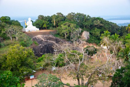 Foto de Templo budista en la antigua ciudad de Mihintale cerca de Anuradhapura, Sri Lanka. - Imagen libre de derechos