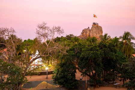 Téléchargez les photos : Temple bouddhiste à Mihintale ville antique près d'Anuradhapura, Sri Lanka. - en image libre de droit