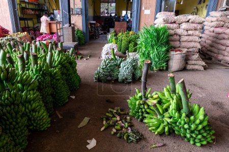 Téléchargez les photos : Coloré Dambulla Centre économique dédié, un marché de gros de fruits et légumes plein de marchands et de clients occupés. - en image libre de droit