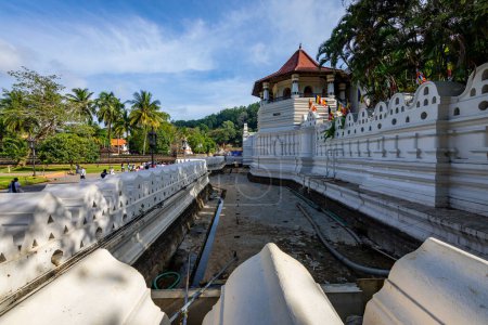 Téléchargez les photos : Temple de la relique dentaire, célèbre temple abritant la relique dentaire du Bouddha, site du patrimoine mondial de l'UNESCO, Kandy, Sri Lanka, Asie
. - en image libre de droit