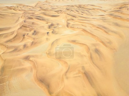 Foto de El desierto de Namibia. Aerial View Sand Dunes cerca de Walvis Bay y Swakopmund. Costa Esqueleto. Namibia. África. - Imagen libre de derechos