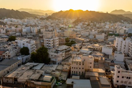 Téléchargez les photos : Mutrah Sunset. Paysage urbain Vue de Mascate au beau coucher de soleil. La capitale d'Oman. Péninsule arabique. - en image libre de droit