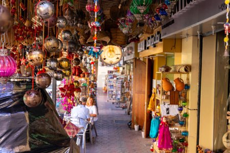 Téléchargez les photos : Souvenirs exposés dans les magasins du marché de la vieille ville de Nizwa. Oman ! Péninsule arabique. - en image libre de droit