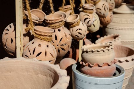 Téléchargez les photos : Poterie artisanale au marché de Nizwa. Pots d'argile au bazar arabe traditionnel rural, Oman. - en image libre de droit