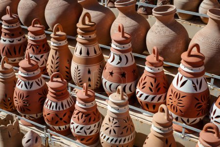 Foto de Cerámica hecha a mano en el mercado de Nizwa. Frascos de arcilla en el bazar árabe tradicional rural, Omán. - Imagen libre de derechos