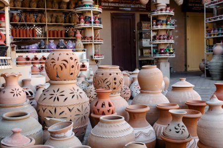 Téléchargez les photos : Poterie artisanale au marché de Nizwa. Pots d'argile au bazar arabe traditionnel rural, Oman. - en image libre de droit