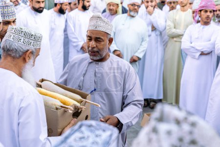Téléchargez les photos : NIZWA, OMAN - 18 NOVEMBRE 2022 : Nizwa Goat Market. Vente aux enchères de miel naturel traditionnel à Nizwa, Oman. - en image libre de droit