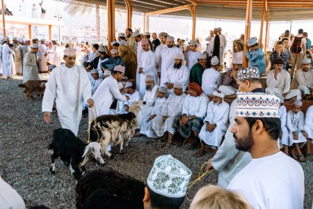 Foto de NIZWA, OMAN - 18 de noviembre de 2022: Nizwa Goat Market. Bazar de animales tradicionales en Nizwa, Omán. - Imagen libre de derechos