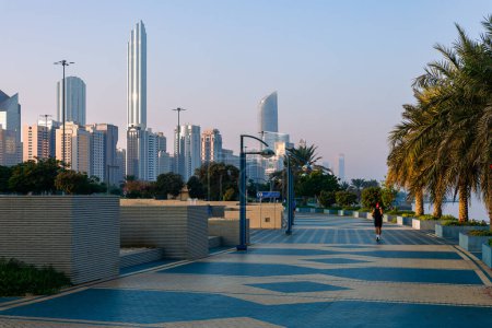Foto de Abu Dhabi Skyline de Corniche. Abu Dhabi, Rascacielos modernos y punto de referencia. Paseo marítimo en Abu Dhabi. Emiratos Árabes Unidos, Oriente Medio. - Imagen libre de derechos