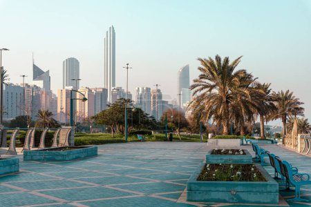Foto de Abu Dhabi Skyline de Corniche. Abu Dhabi, Rascacielos modernos y punto de referencia. Paseo marítimo en Abu Dhabi. Emiratos Árabes Unidos, Oriente Medio. - Imagen libre de derechos