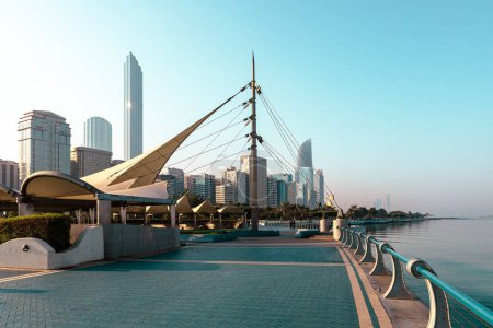 Téléchargez les photos : Abu Dhabi Skyline de Corniche. Abu Dhabi, gratte-ciel et monument moderne. Promenade à Abu Dhabi. Émirats arabes unis, Moyen-Orient. - en image libre de droit