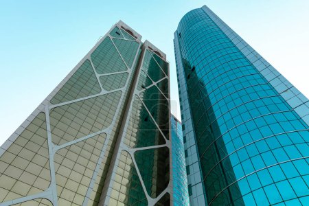 Foto de Calles y rascacielos. Edificios altos de vidrio moderno en Abu Dhabi. Emiratos Árabes Unidos. - Imagen libre de derechos